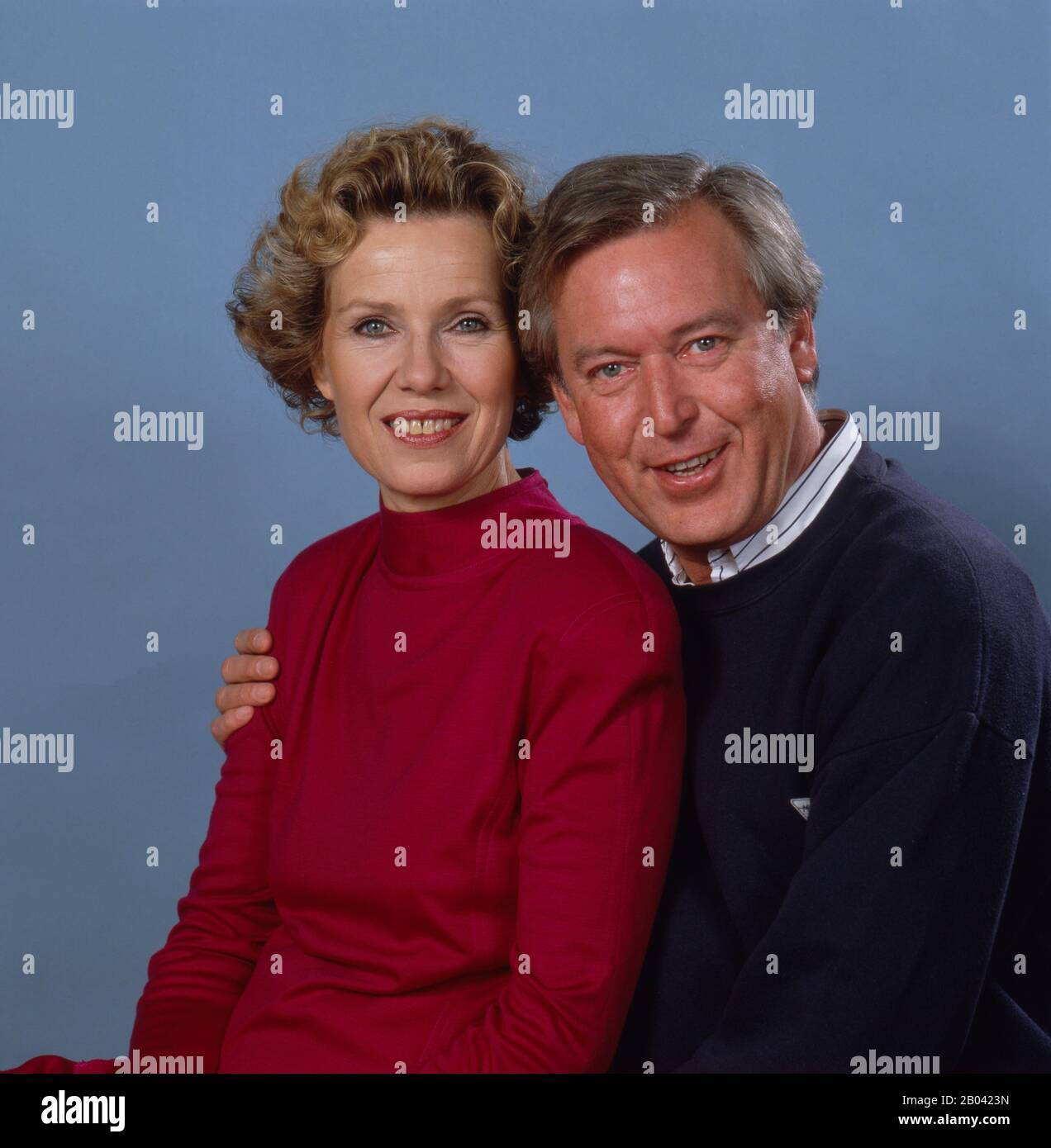 Porträt der Schauspielerin Witta Pohl eine Hauptdarstellerin bei der ZDF Sendung DIESE DROMBUSCHS mit einem Mitarbeiter, Deutschland um 1990. Portrait of the actress Witta Pohl a leading actress in the ZDF programme DIESE DROMBUSCHS with an employee, Germany around 1990. Stock Photo