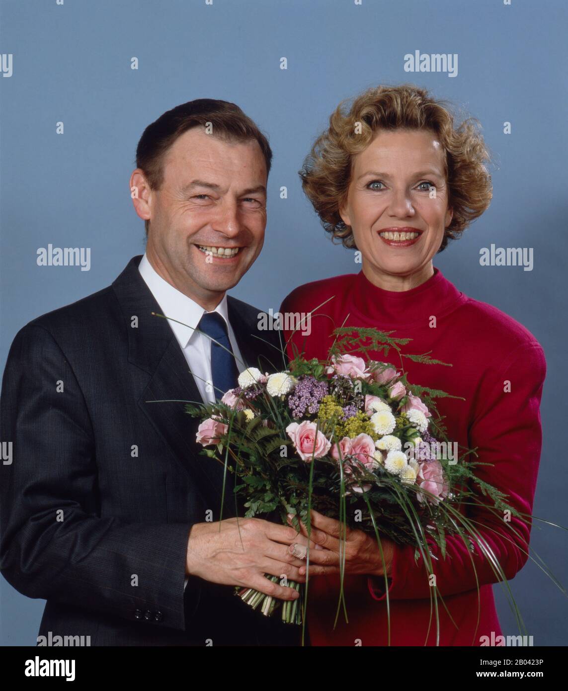 Porträt der Schauspielerin Witta Pohl eine Hauptdarstellerin bei der ZDF Sendung DIESE DROMBUSCHS mit einem Mitarbeiter, Deutschland um 1990. Portrait of the actress Witta Pohl a leading actress in the ZDF programme DIESE DROMBUSCHS with an employee, Germany around 1990. Stock Photo