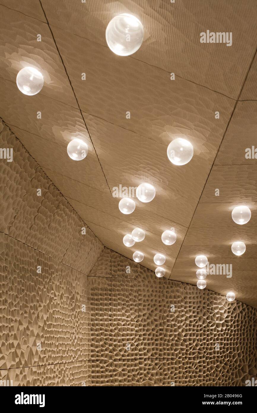 Hamburg, Elbphilharmonie, Entwurf Herzog & de Meuron, erbaut 2007-2016,  Großer Saal, Akustikwände und Lampen Stock Photo - Alamy