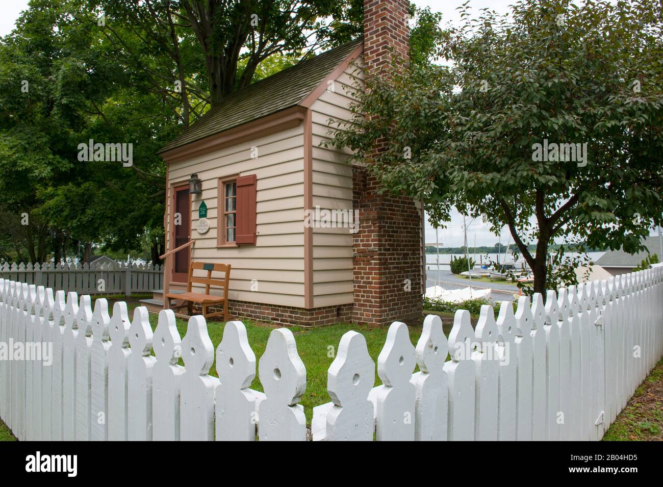 A white picket fence in front of the Oxford custom house from 1787 in