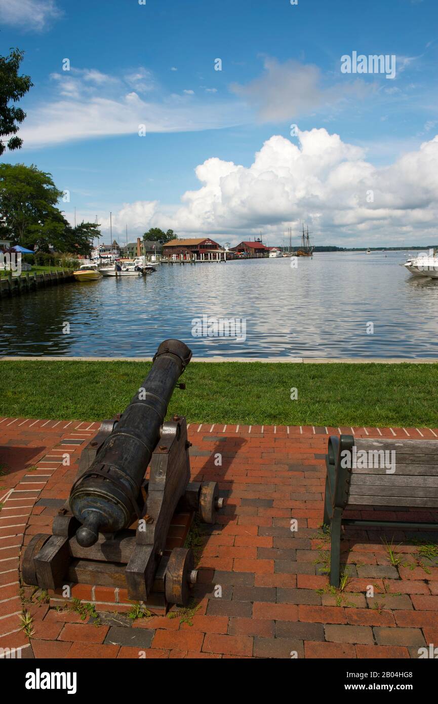 Cannon at Church Cove Park at the Inner Harbor of St. Michaels, a historic town in Maryland, USA, situated on Chesapeake Bay. Stock Photo