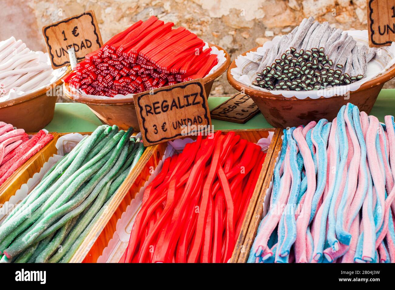 Colorful liquorice sweets for sale on Porreres Market. Regaliz, 3€/unidad (Liquorice, €3/unit). 1€/unidad (€1/unit). Porreres, Majorca, Spain Stock Photo