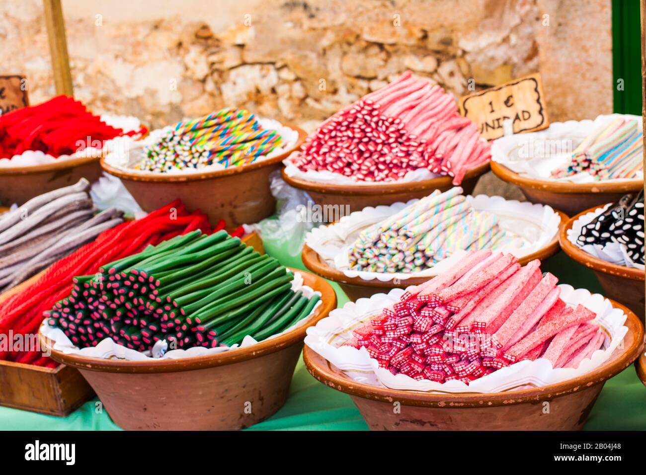 Colorful liquorice sweets for sale on Porreres Market. Regaliz, 3€/unidad (Liquorice, €3/unit). 1€/unidad (€1/unit). Porreres, Majorca, Spain Stock Photo