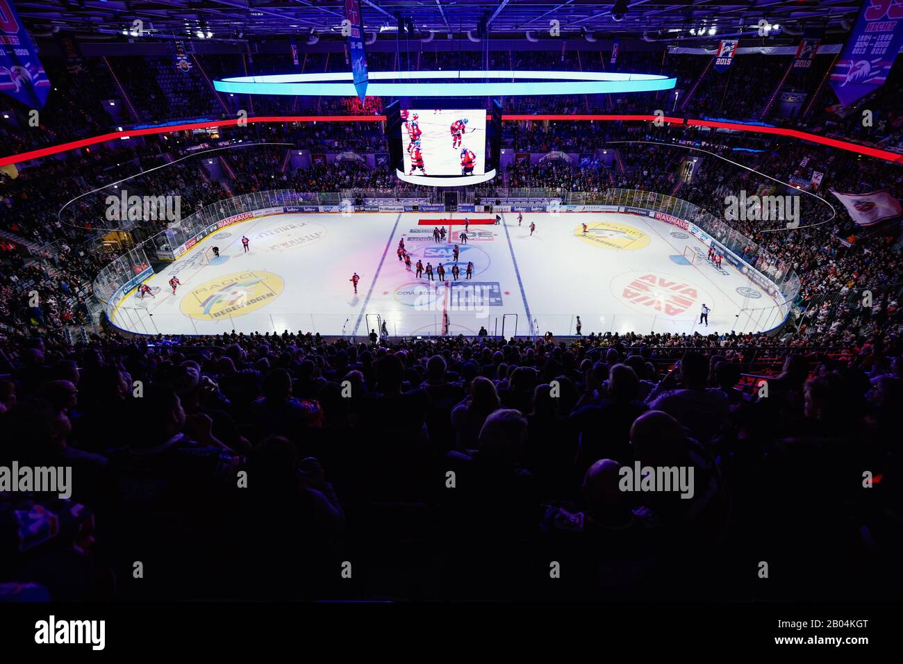 Mannheim, Germany. 18th Feb, 2020. Ice hockey: DEL, 46th matchday, main  round, Adler Mannheim - EHC Red Bull Munich, SAP Arena. Spectators watch  the start of the game. Credit: Uwe Anspach/dpa/Alamy Live