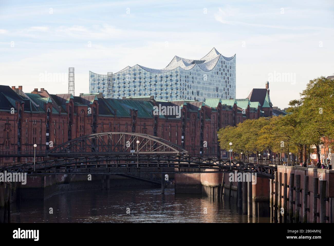 Hamburg, Elbphilharmonie, Entwurf Herzog & de Meuron, erbaut 2007-2016, Backsteinsockel gebildet vom 1963 erbauten ehemaligen Kaispeicher A, Blick von Stock Photo