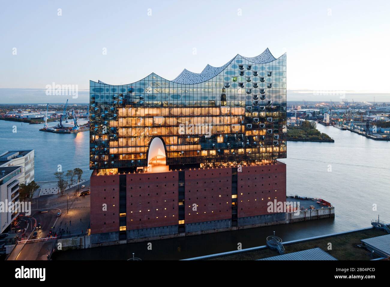Hamburg, Elbphilharmonie, Entwurf Herzog & de Meuron, erbaut 2007-2016, Backsteinsockel gebildet vom 1963 erbauten ehemaligen Kaispeicher A, Blick von Stock Photo
