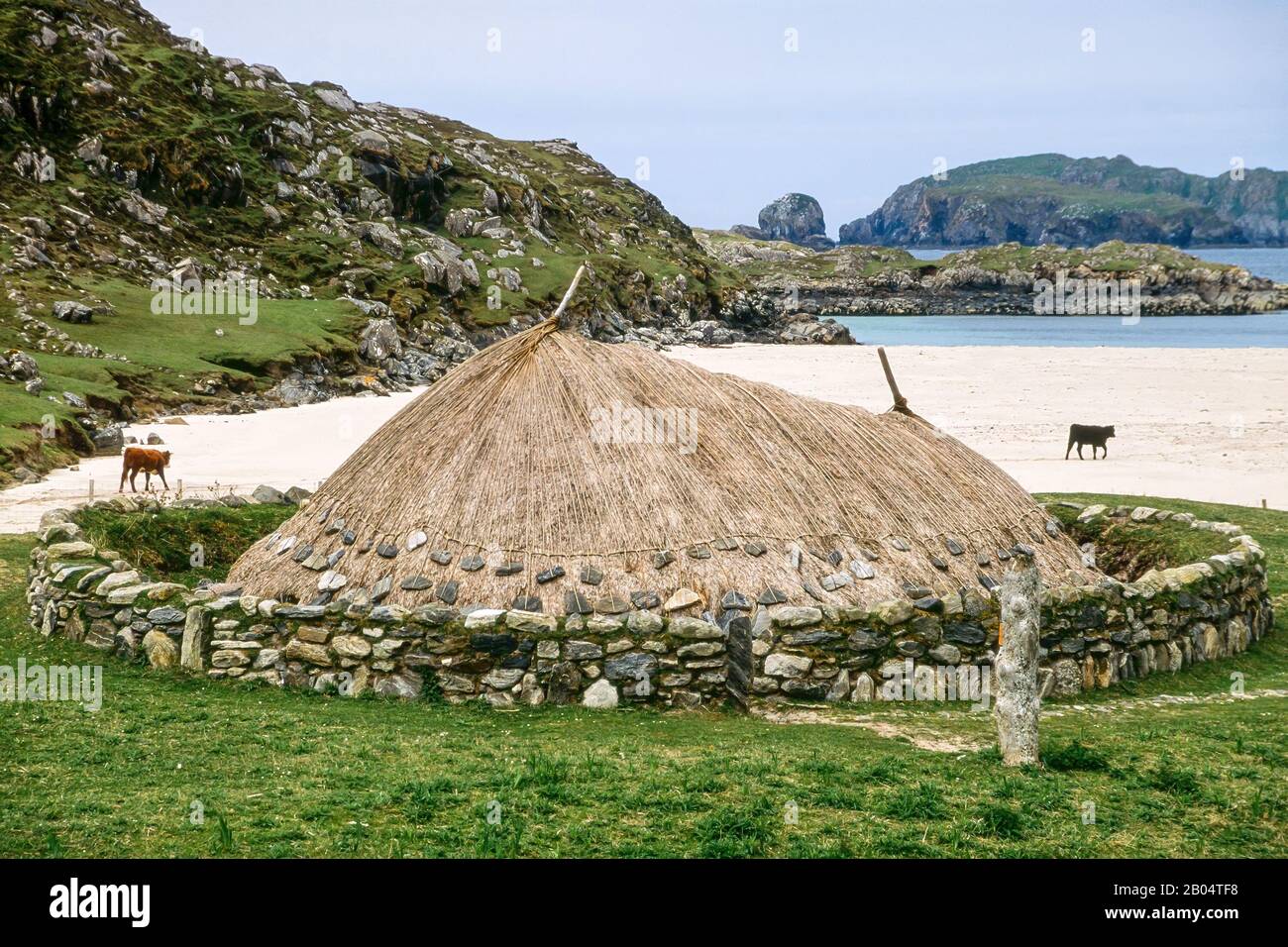 Reconstructed Iron age round house at Bosta (Bostadh), Great Bernera, on the Isle of Lewis, Scotland, UK Stock Photo