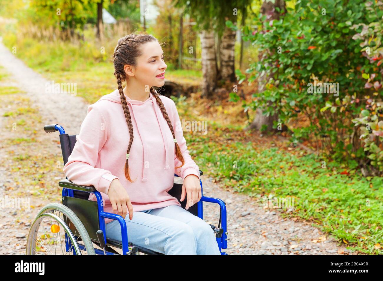 Invalid page. Инвалид. Девушка в инвалидной коляске. Девушка инвалид на коляске. Коляска для инвалидов.