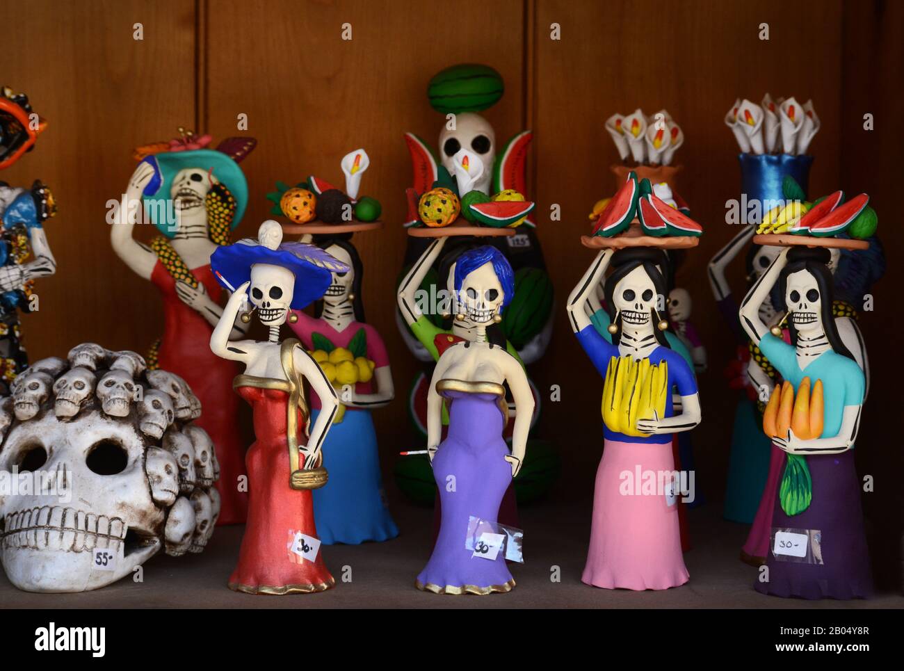 A selection of souvenir Day of the Dead, or Dia de Muertos dolls for sale  in a shop in Santa Fe, New Mexico Stock Photo - Alamy