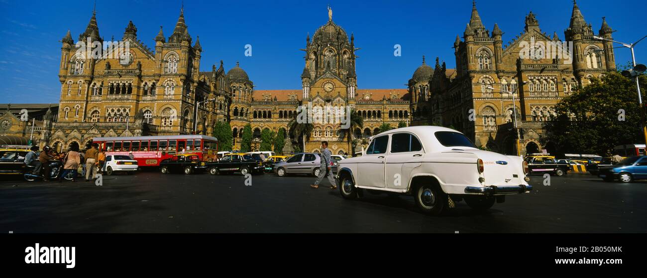 Traffic in front of a railroad station, Victoria Station, Mumbai, Maharashtra, India Stock Photo