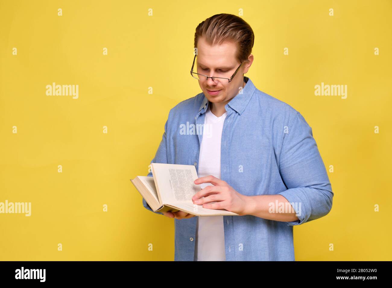 Man in glasses blue shirt hi-res stock photography and images - Alamy