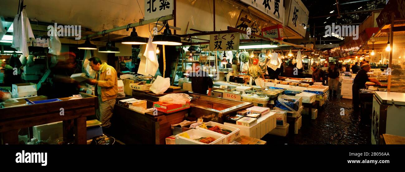 People buying fish in a fish market, Tsukiji Fish Market, Tsukiji, Tokyo Prefecture, Kanto Region, Japan Stock Photo