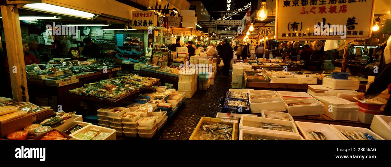 Fish for sale in a fish market, Tsukiji Fish Market, Tsukiji, Tokyo Prefecture, Kanto Region, Japan Stock Photo