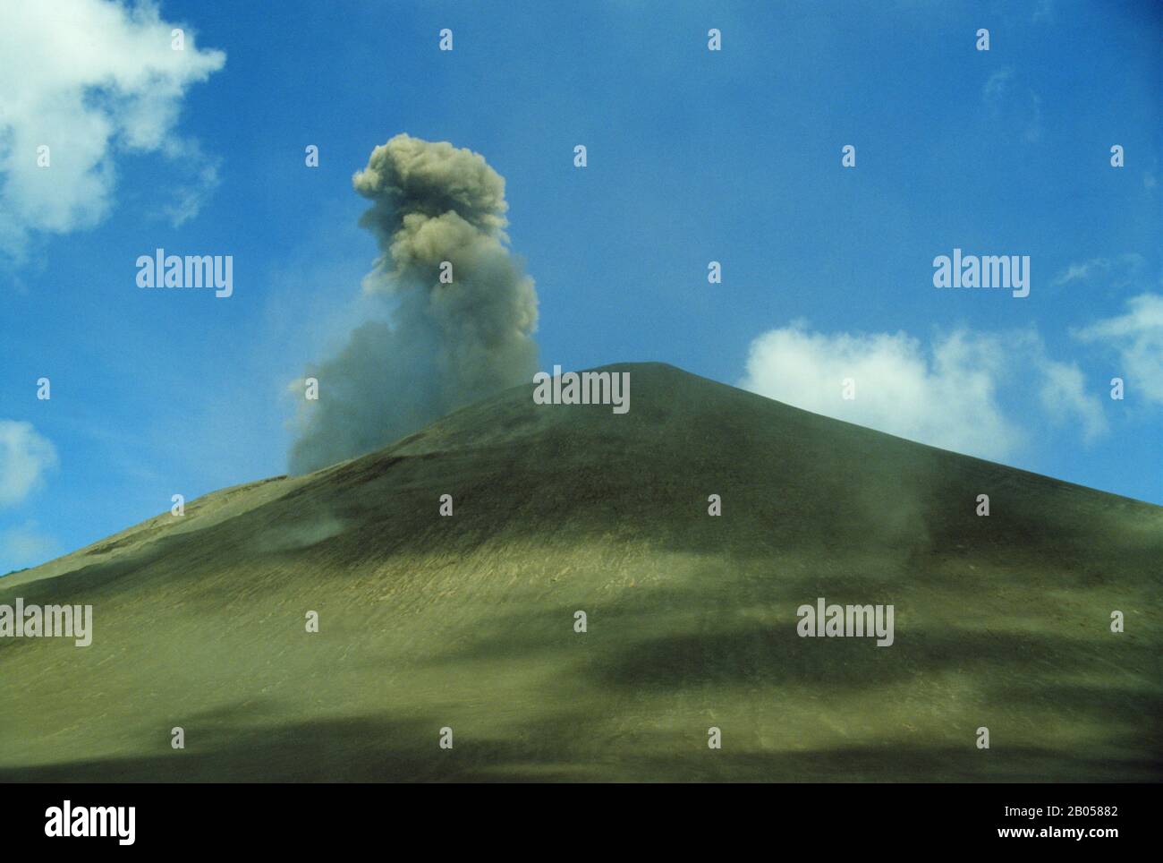 VANUATU (NEW HEBRIDES), TANNA ISLAND, ACTIVE VOLCANO WITH ASH ERUPTING FROM CRATER Stock Photo