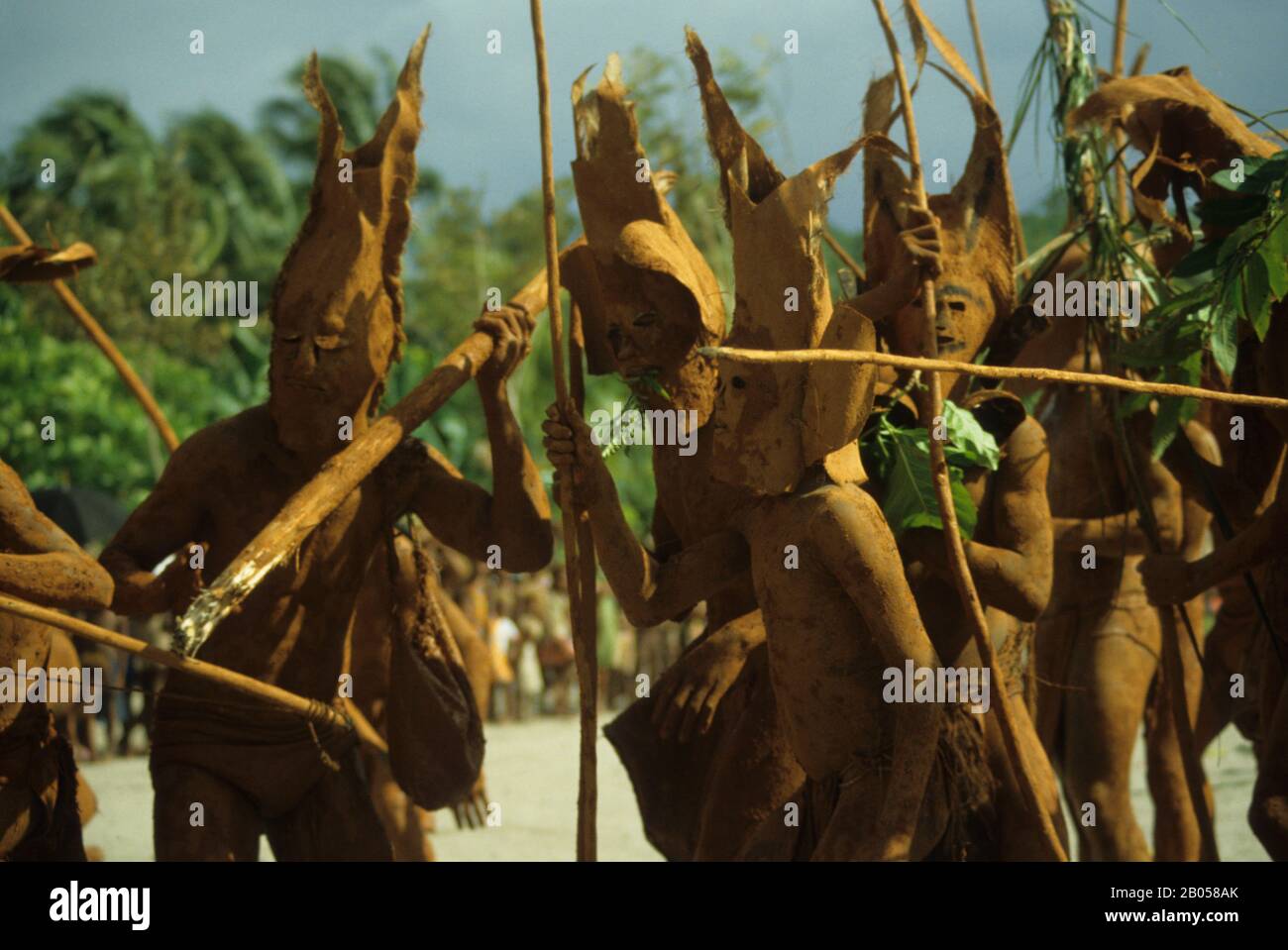 SOLOMON ISLANDS, SANTA ANA MUD MEN DANCE, TRADITIONAL WAR DANCE Stock Photo