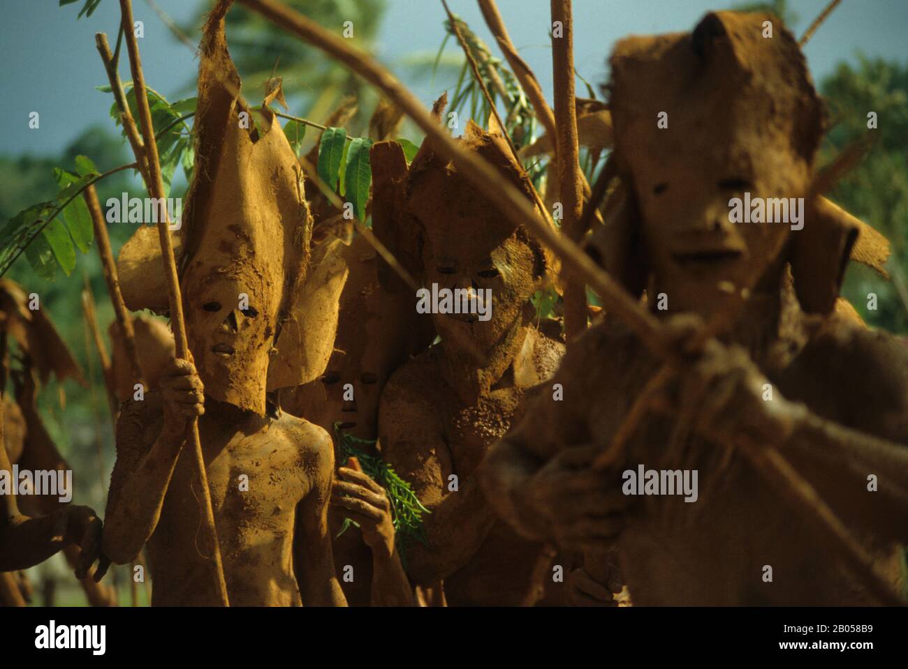 SOLOMON ISLANDS, SANTA ANA MUD MEN DANCE, TRADITIONAL WAR DANCE Stock Photo