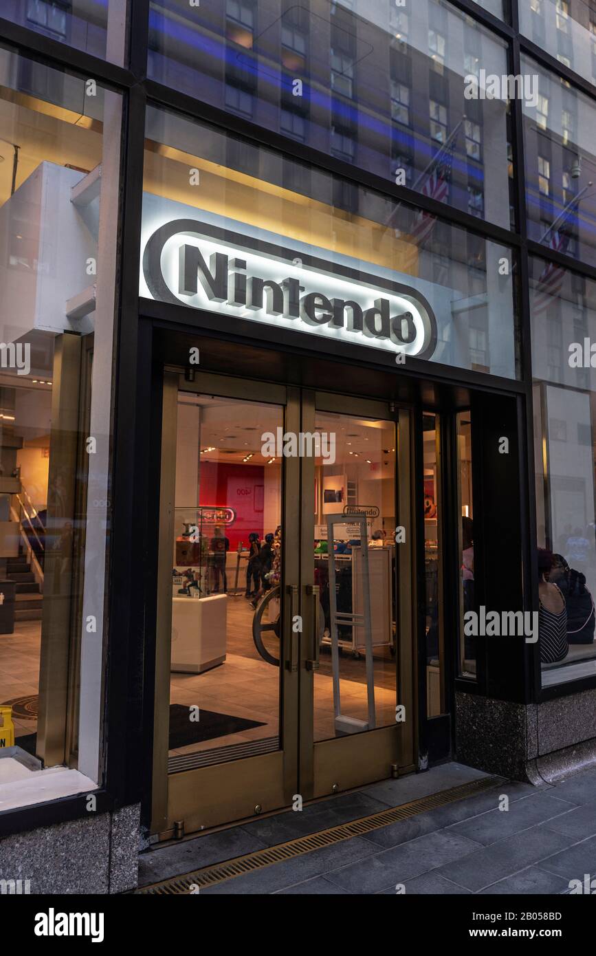 New York City, USA - August 3, 2018: Sign of a Nintendo shop, a video game  company, with people around in Manhattan, New York City, USA Stock Photo -  Alamy