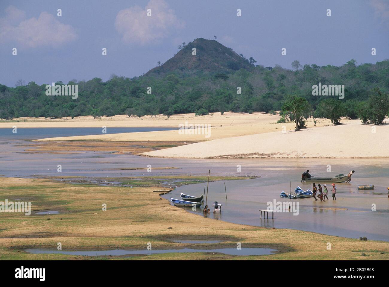 BRAZIL, AMAZON RIVER, RIO TAPAJOS, ALTER DO CHAO, WHITE SAND BEACH Stock Photo