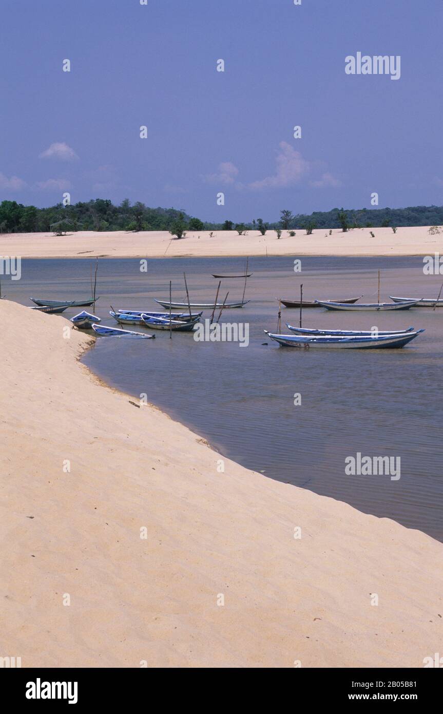 BRAZIL, AMAZON RIVER, RIO TAPAJOS, ALTER DO CHAO, CANOES ON WHITE SAND