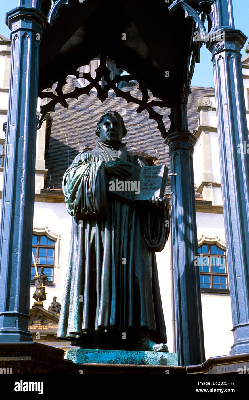 Martin luther statue market square hi-res stock photography and images ...