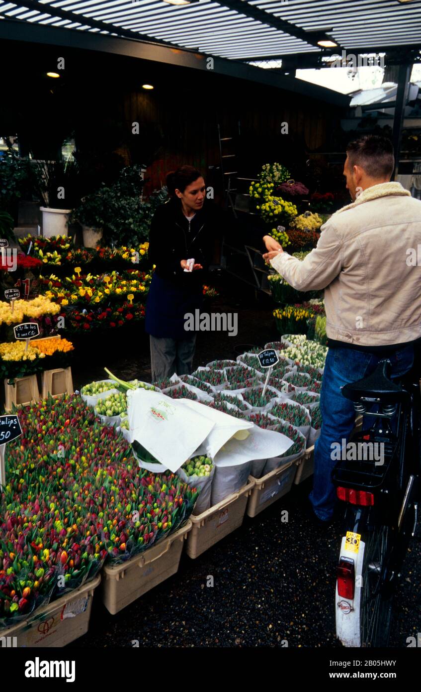 NETHERLANDS, HOLLAND, AMSTERDAM, FLOWER MARKET, MAN BUYING FLOWERS Stock Photo