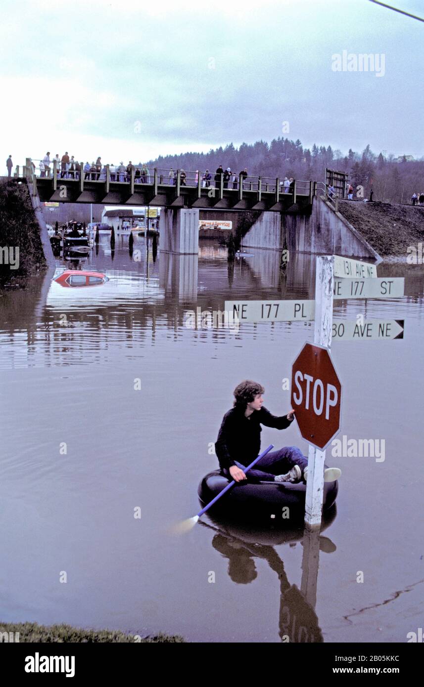 USA, WASHINGTON, WOODENVILLE, FLOODED STREETS, CARS, AFTER HEAVY RAINS Stock Photo
