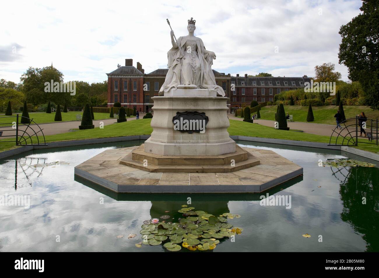 Kensington Palace and Queen Victoria Statue, Kensington Gardens