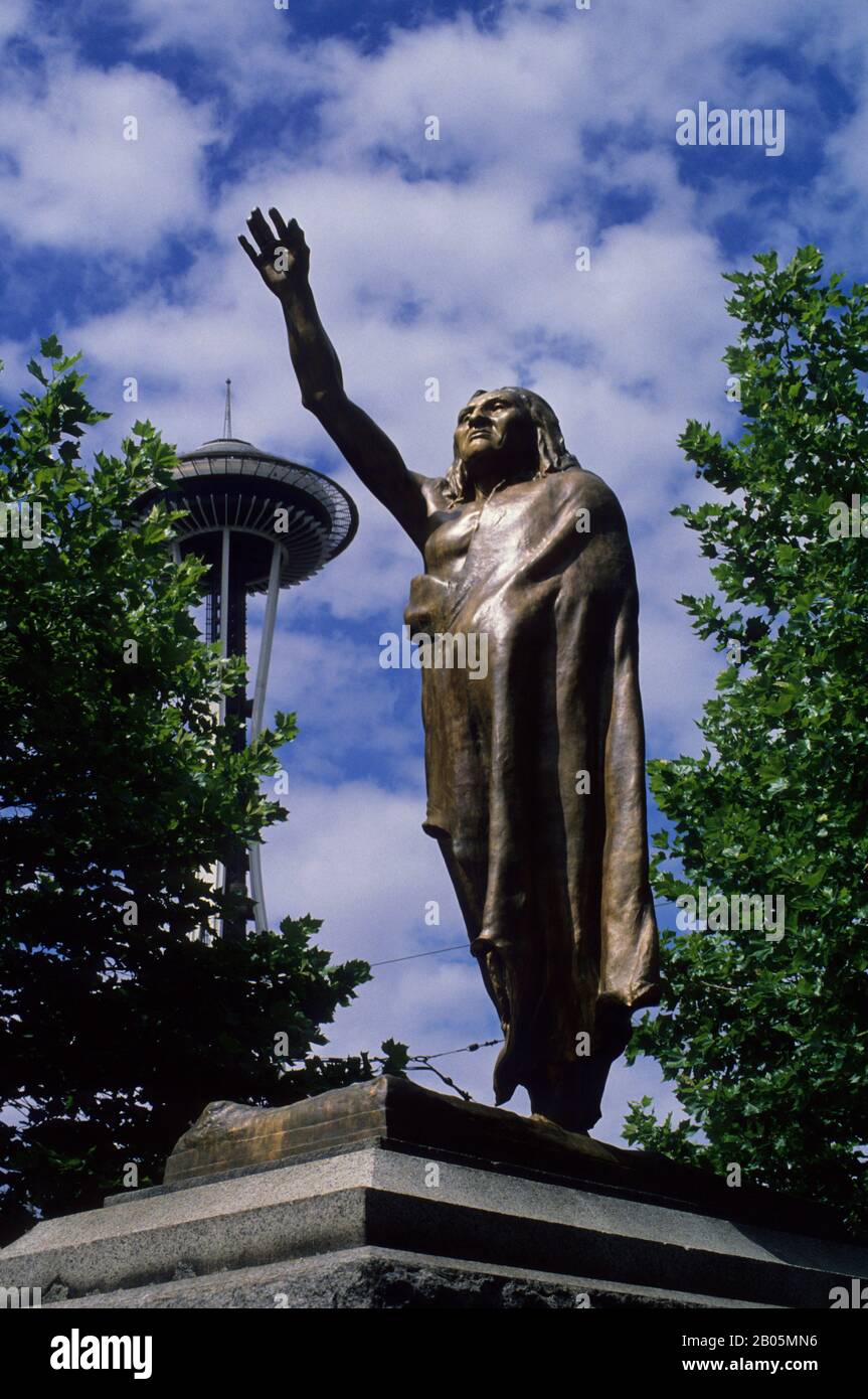 USA, WASHINGTON, SEATTLE, STATUE OF CHIEF SEATTLE IN TILIKUM PLACE WITH