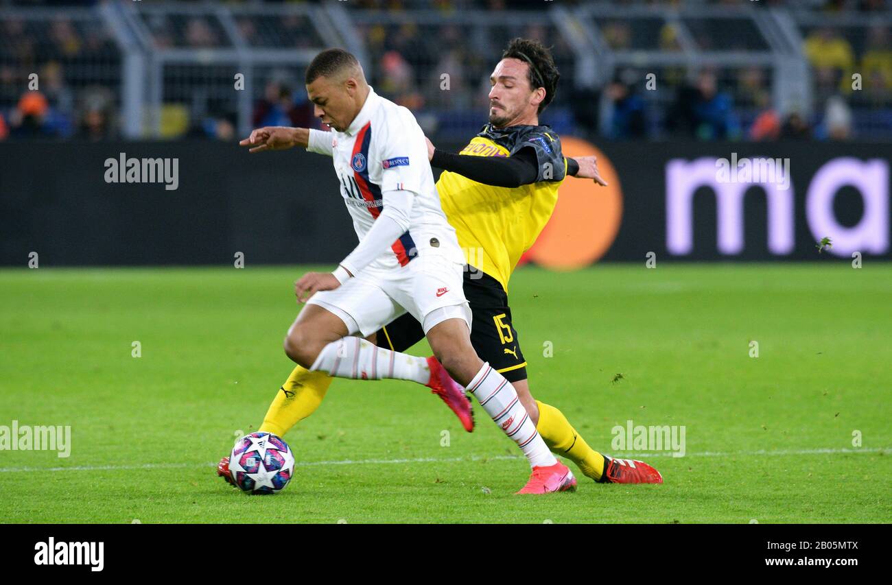 Kylian Mbappe (PSG) and Mats Hummels (BVB) vie for the ball during the UEFA Champions League football match Borussia Dortmund vs Paris St. Germain Stock Photo