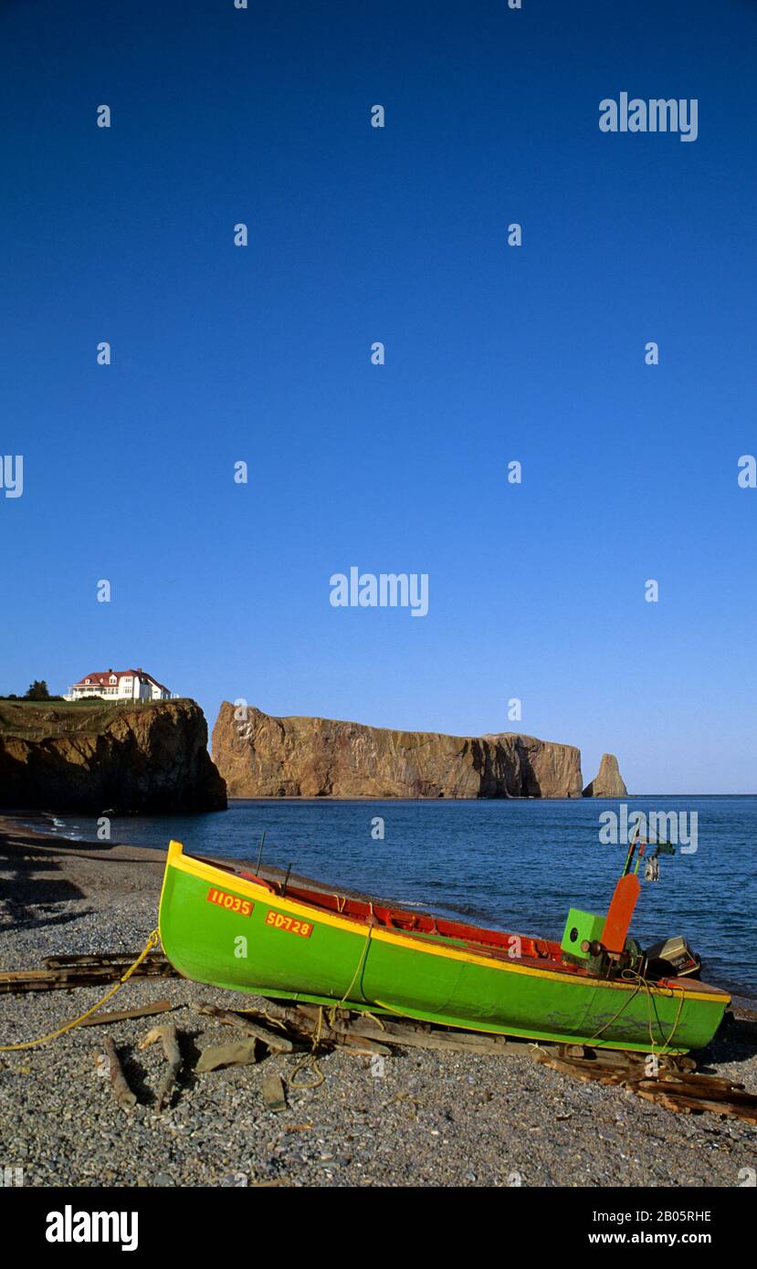 CANADA, QUEBEC, GASPE, PERCE, FISHING BOAT ON BEACH WITH PERCE ROCK IN BACKGROUND Stock Photo
