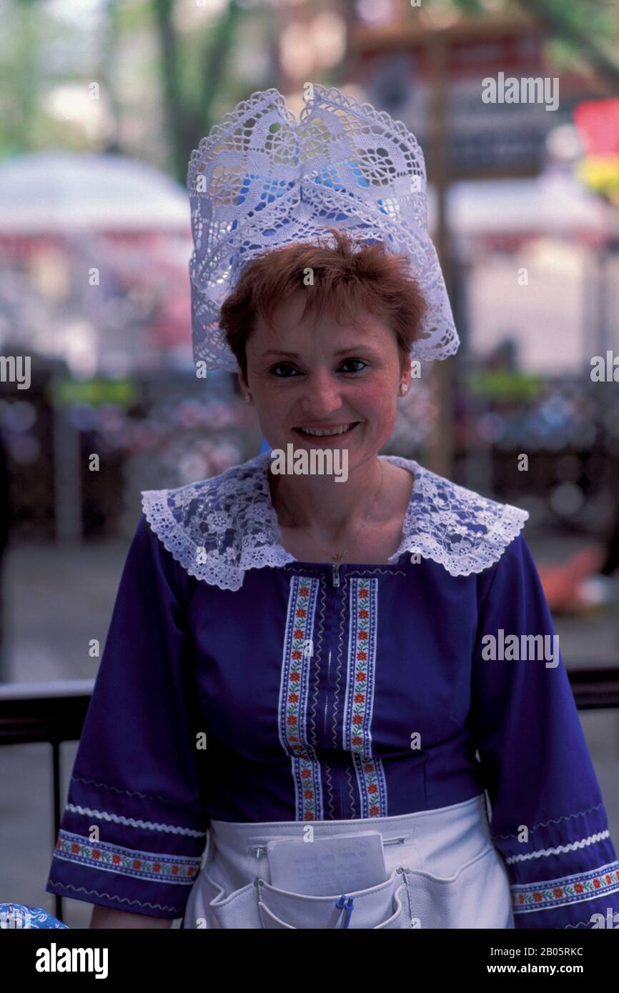 Brittany traditional dress hi-res stock photography and images - Alamy