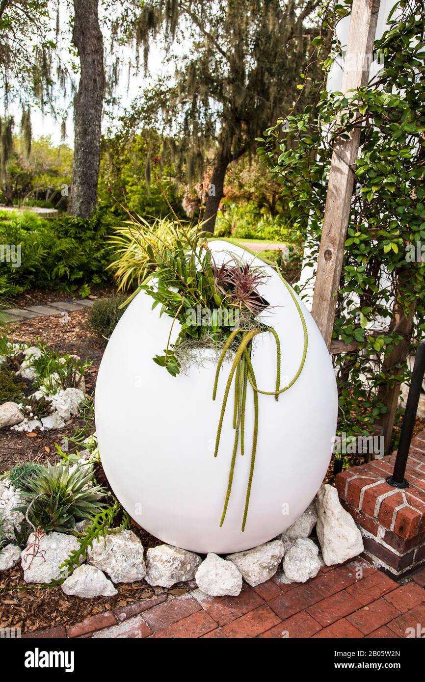 Unusual planters hi-res stock photography and images - Alamy