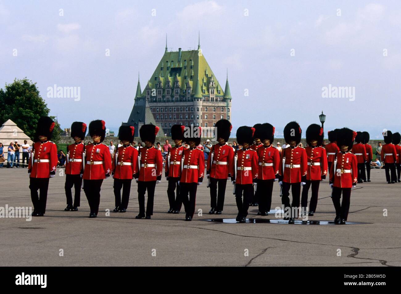 CANADA, QUEBEC CITY, CITADEL, CHANGING OF THE GUARD CEREMONY, HOTEL