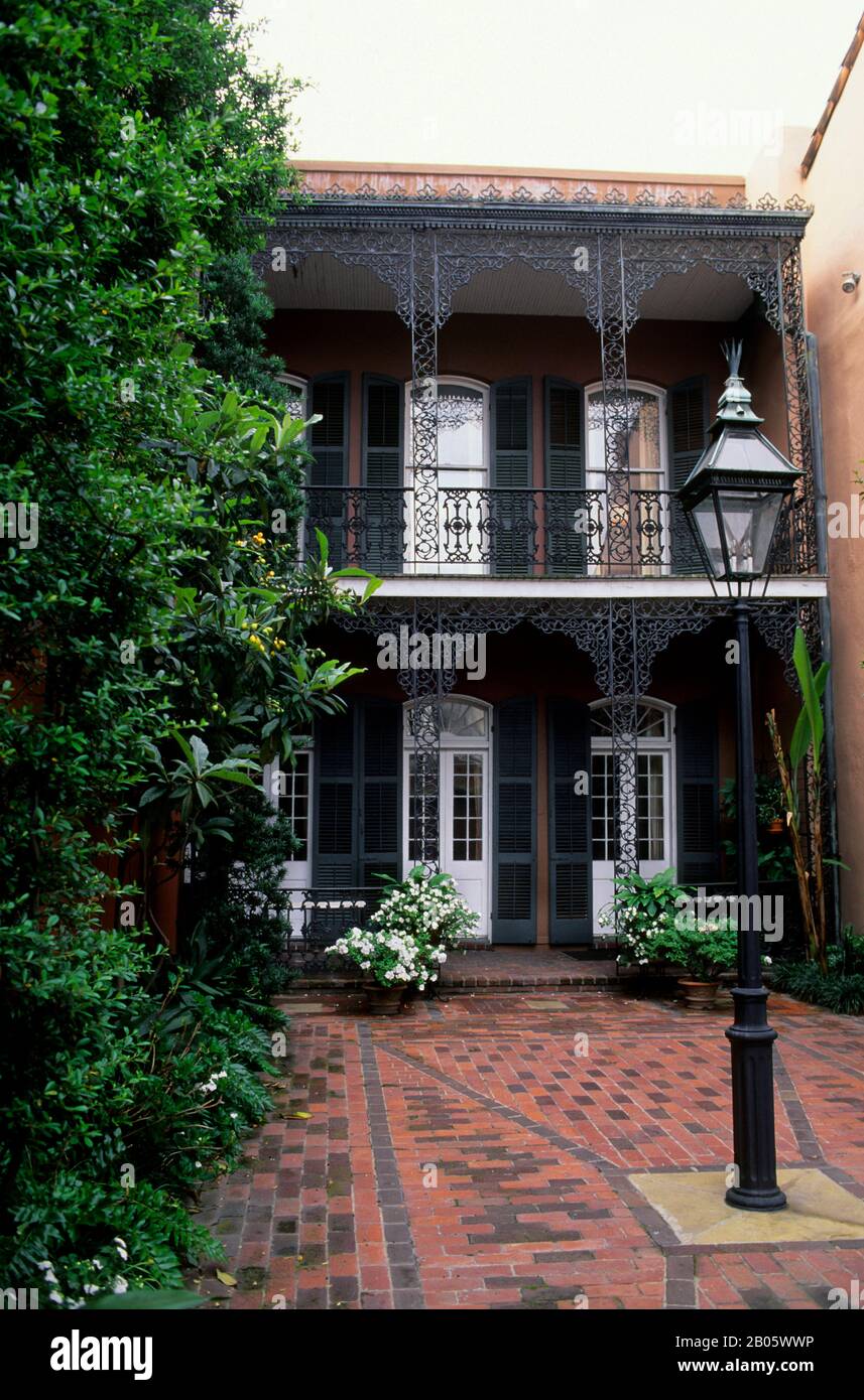 Usalouisiananew Orleans French Quarter Courtyard Stock Photo Alamy