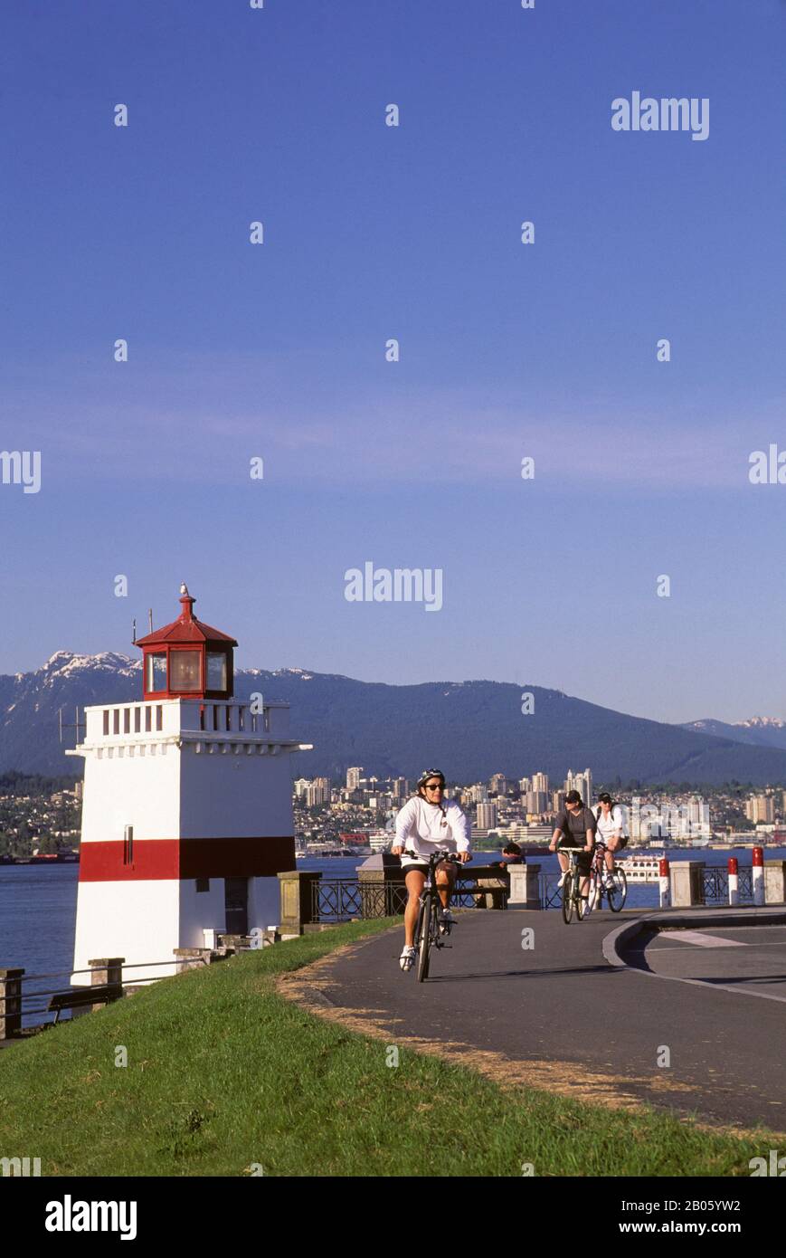 CANADA, BRITISH COLUMBIA, VANCOUVER, STANLEY PARK, BROCKTON POINT, PEOPLE BICYCLING . Stock Photo