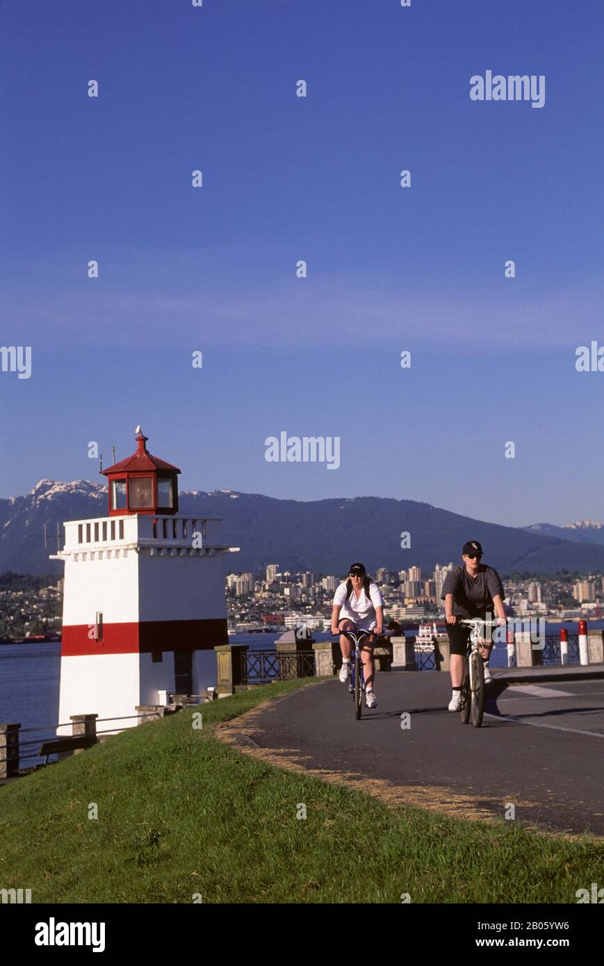 CANADA, BRITISH COLUMBIA, VANCOUVER, STANLEY PARK, BROCKTON POINT, PEOPLE BICYCLING . Stock Photo