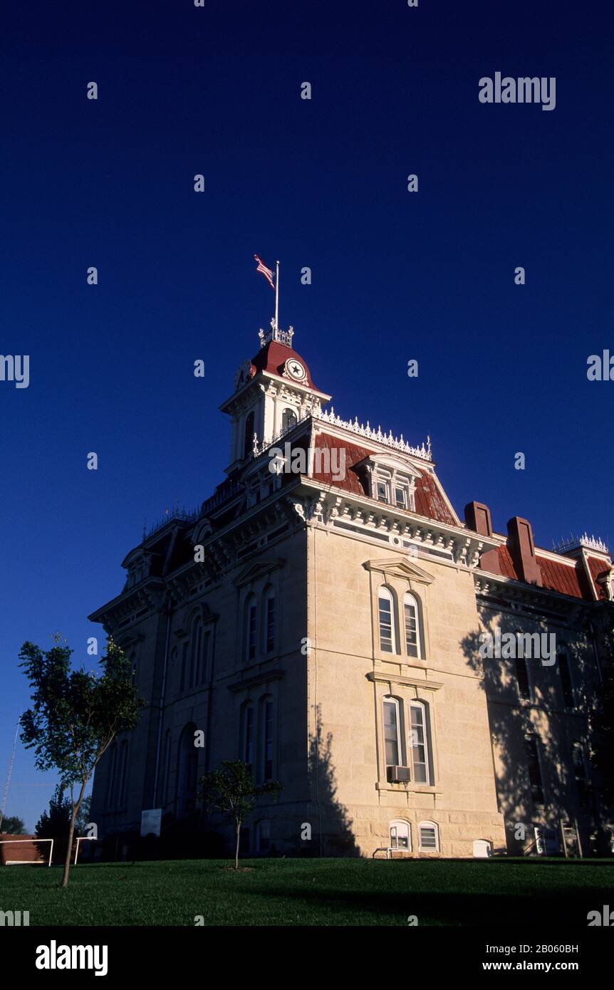 USA, KANSAS, FLINT HILLS, HIGHWAY 177, COTTONWOOD FALLS, HISTORIC COURTHOUSE Stock Photo Alamy