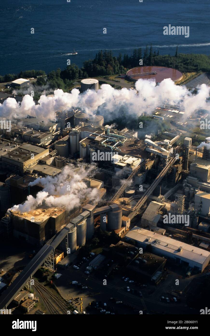 CANADA, BRITISH COLUMBIA, VANCOUVER ISLAND, CAMPBELL RIVER, PULP MILL (AERIAL VIEW) Stock Photo