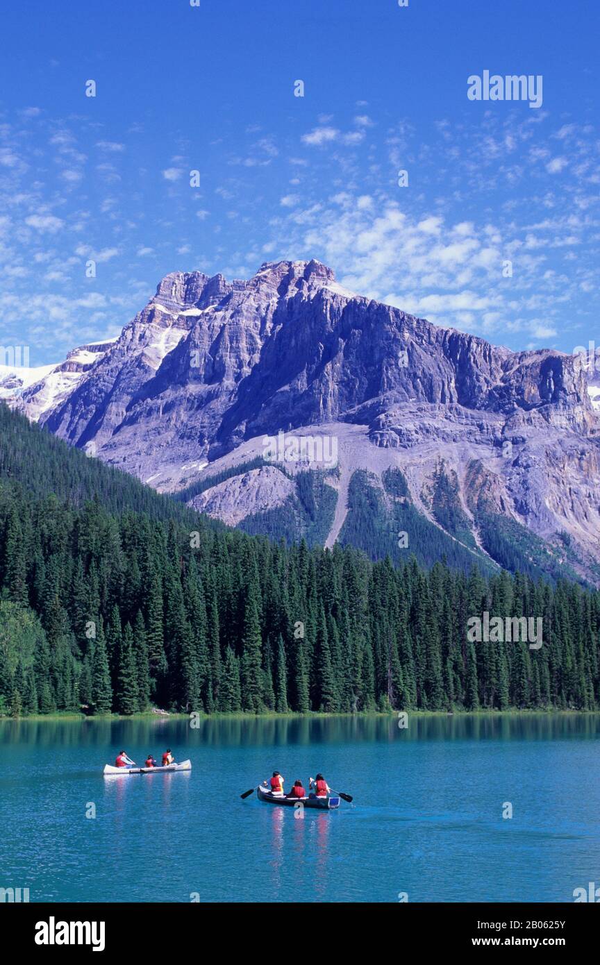 CANADA, BRITISH COLUMBIA, YOHO NATIONAL PARK, EMERALD LAKE, CANOES