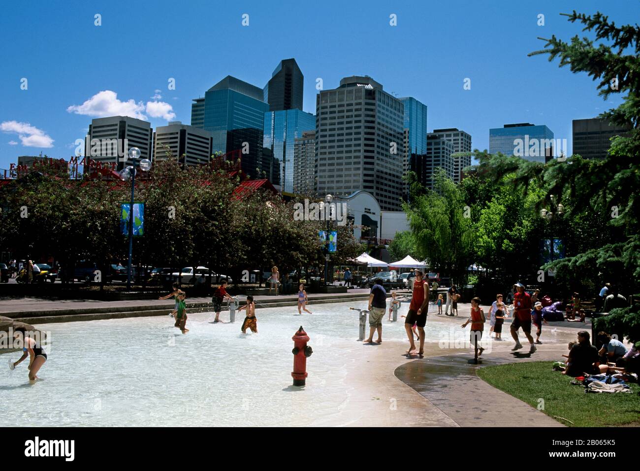 CANADA, ALBERTA, CALGARY, EAU CLAIRE FESTIVAL MARKET, WADING POOL Stock