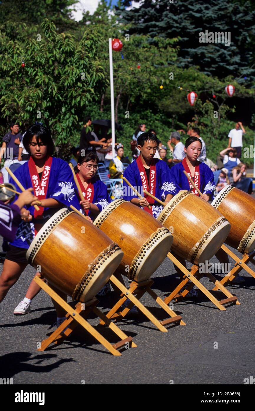 USA, WASHINGTON, SEATTLE INTERNATIONAL DISTRICT, JAPANESE FESTIVAL, TAIKO PERFORMANCE (DRUMS) Stock Photo