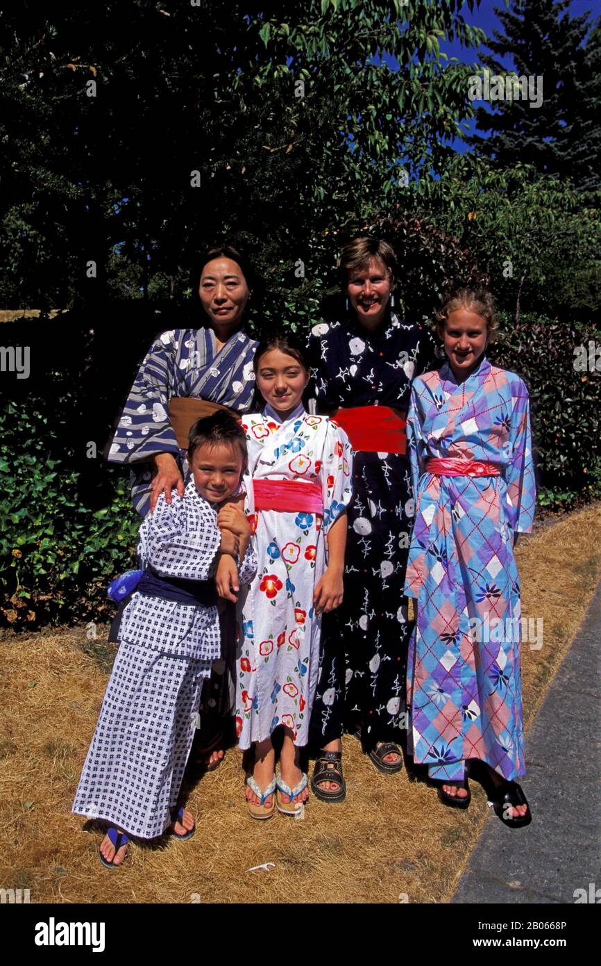 USA, WASHINGTON, SEATTLE INTERNATIONAL DISTRICT, PEOPLE IN KIMONOS Stock Photo