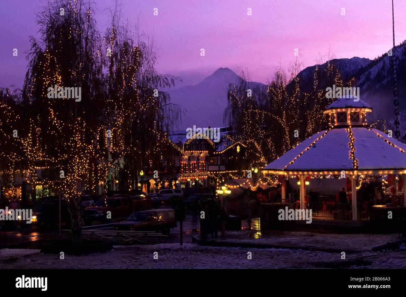 USA, WASHINGTON, LEAVENWORTH, WINTER, GAZEBO, HOLIDAY LIGHTS, EVENING