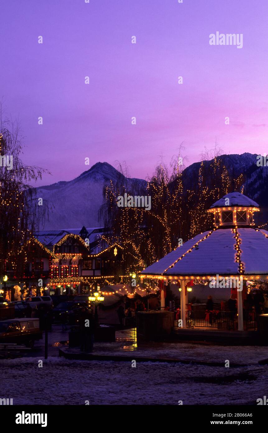 USA, WASHINGTON, LEAVENWORTH, WINTER, GAZEBO, HOLIDAY LIGHTS, EVENING