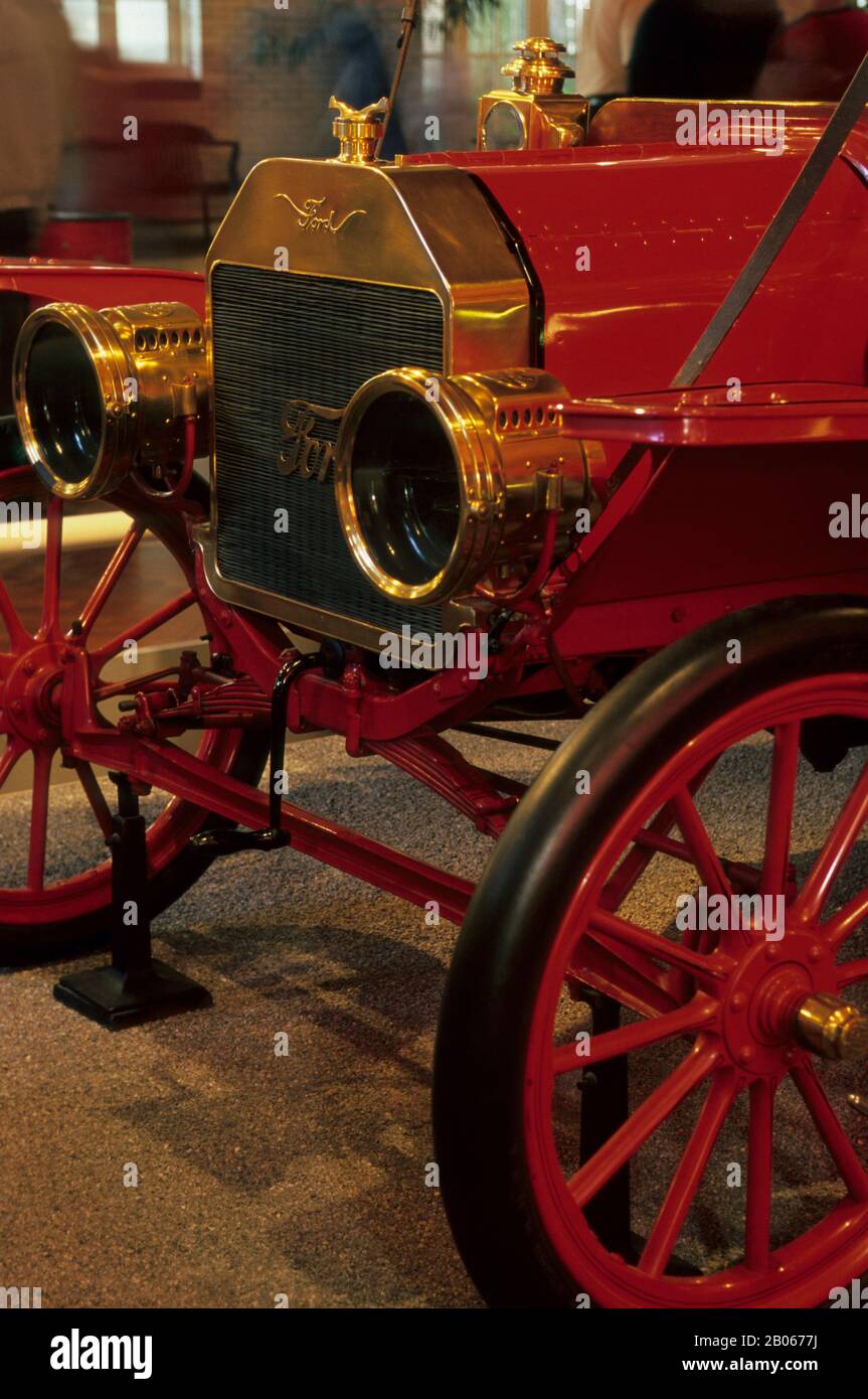 USA, MICHIGAN, NEAR DETROIT, DEARBORN, HENRY FORD MUSEUM, 1909 FORD MODEL T, DETAIL OF FRONT Stock Photo
