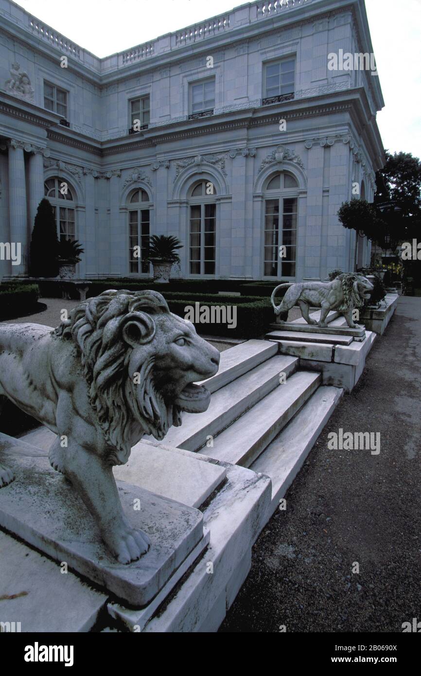 USA, RHODE ISLAND, NEWPORT, ROSECLIFF MANSION, FRONT, LION STATUES