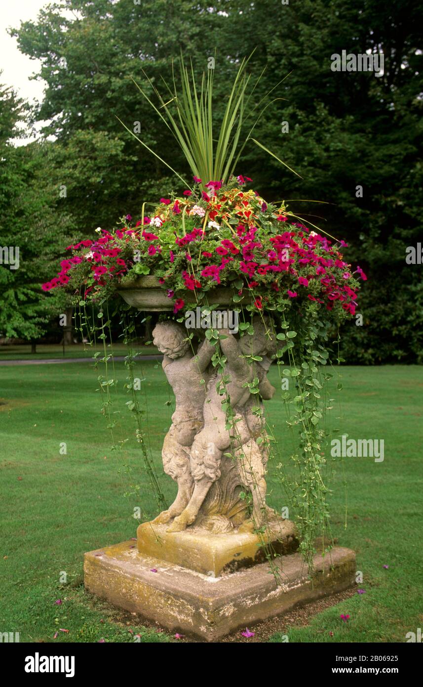 USA, RHODE ISLAND, NEWPORT, ROSECLIFF MANSION, GARDEN, STATUE WITH