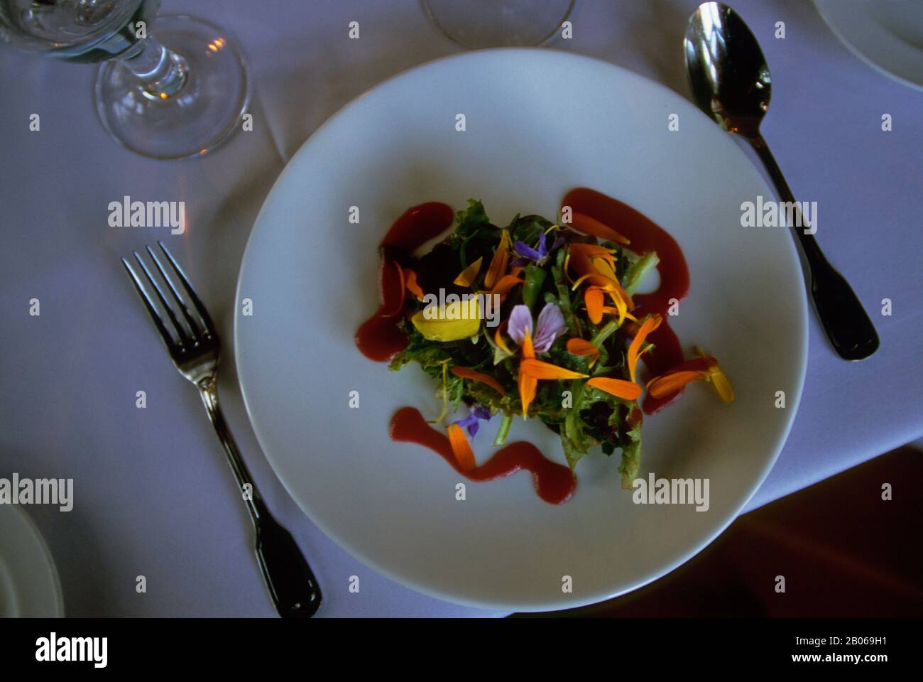 CANADA, B.C., VANCOUVER ISLAND, SOOKE HARBOUR HOUSE, SALAD WITH FLOWERS Stock Photo