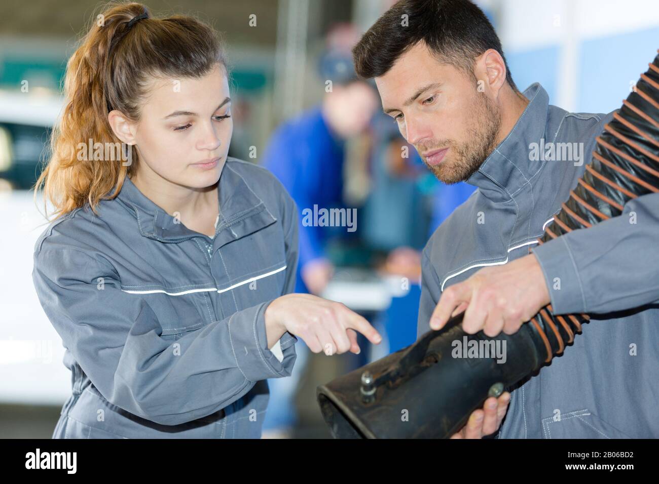 Apprentice motor mechanics hi-res stock photography and images - Alamy