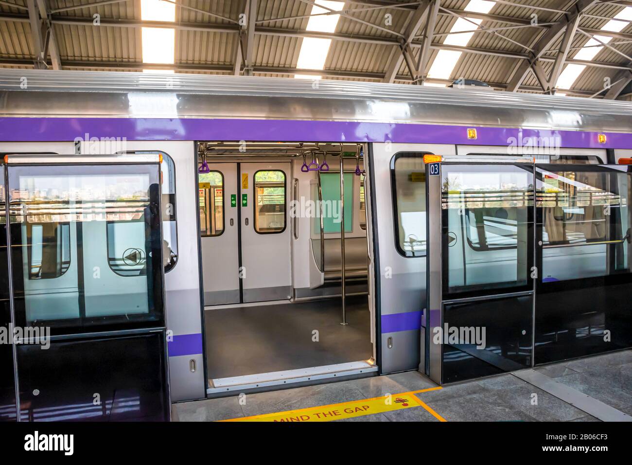 Unidentified Passengers Standing on the Doors of Running Local Train during  Rush Hours Editorial Photography - Image of station, india: 168031082